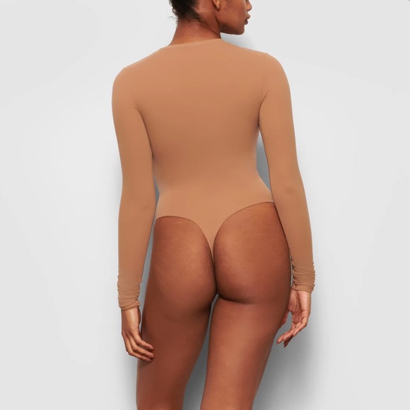 SKIMS Fits Everybody Long Sleeve Crew Neck Bodysuit - Picture 4 of 4